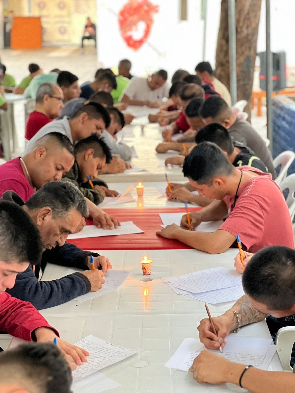 Grupo de pacientes escribiendo durante una actividad de reflexión en el centro